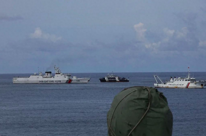 中国海警局就菲律宾公务船非法侵闯黄岩岛发表谈话